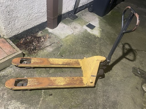 Pallet pump truck 2500kg - truck,