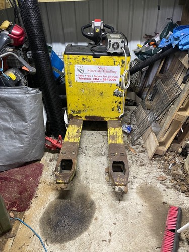Electric pallet truck hyster